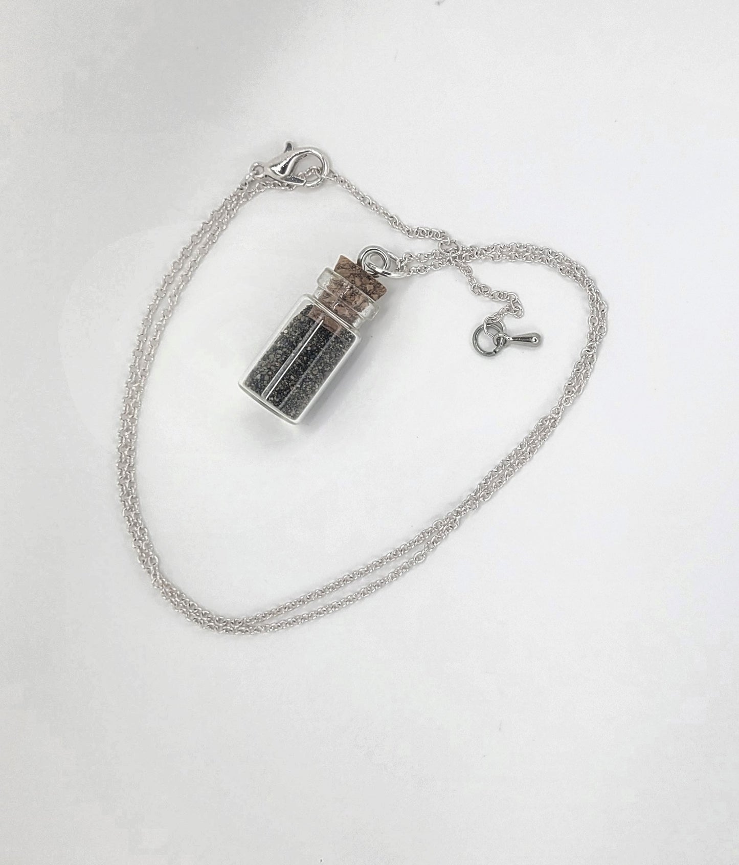 Collar de botellita con arena